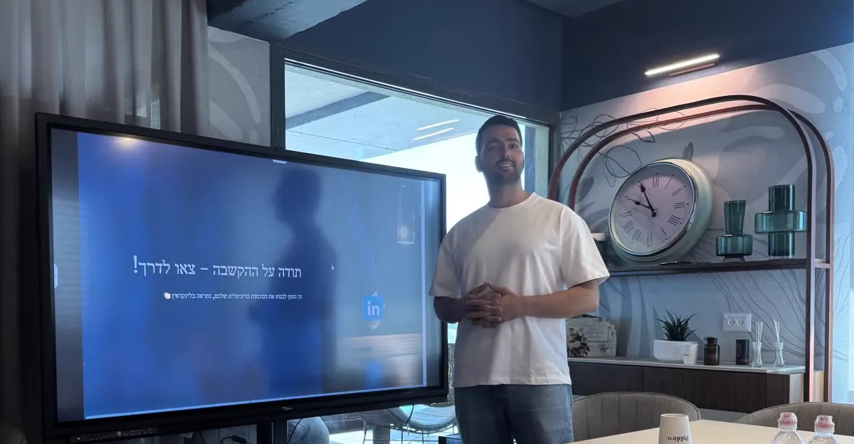 Tomer leading a LinkedIn workshop for the sales team
